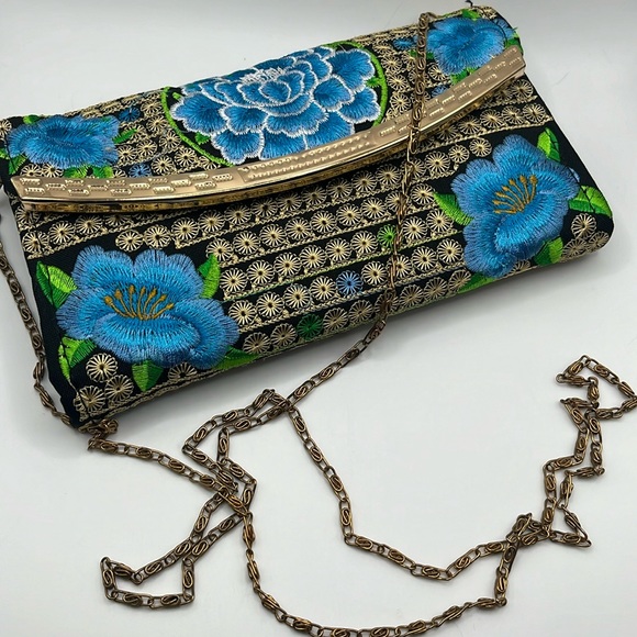 Source Unknown Handbags - Floral Clutch bag with detachable gold chain + wristlet!